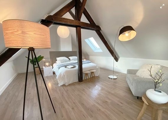 Burlington Attic Loft with Exposed Beams & Skylight